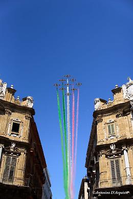 Le Frecce Tricolori sfrecciano sul cielo di Palermo