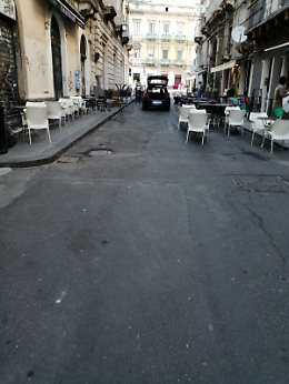 Catania: già le vie invase dai tavolini e sedie....