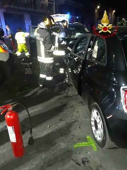 Incidente a Paternò nella notte, giovani estratti dalle lamiere e portati in ospedale