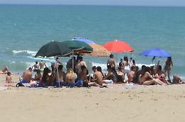 Catania, spiagge libere (in tutti i sensi): e il distanziamento è difficile