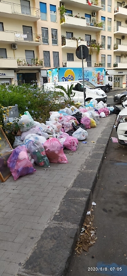 Catania invasa dall'immondizia: Via P. Nicola angolo via G. Leopardi