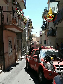 Aci Castello, paura per un incendio in via Leopolda
