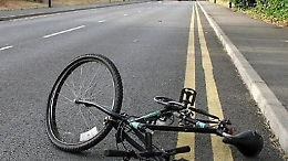 Vittoria, ciclista travolto e ucciso da un'auto pirata (che perde la targa)