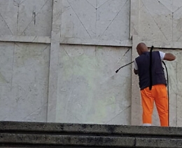 Catania, operai del Comune ripuliscono Largo Paisiello