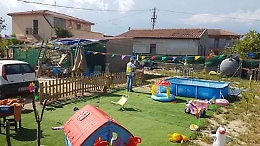Villaggio Giove, si appropria di un terreno e costruisce la casa (con una piscinetta)