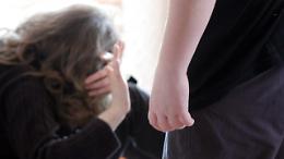 Aci Castello, famiglia costretta a denunciare il figlio violento