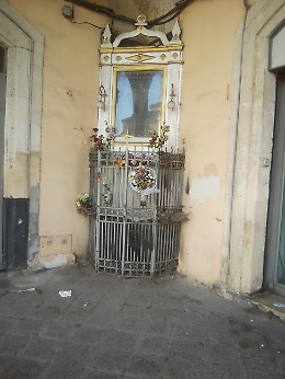 Catania, edicola votiva di piazza Mazzini nella sporcizia