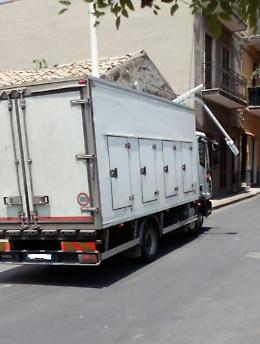 Adrano: camion abbatte palo della pubblica illuminazione