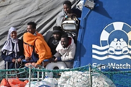 Migranti, equipaggio Sea Watch negativo a test Covid
