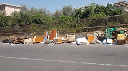 Catania, San Nullo via San Giacomo:  rifiuti di ogni genere