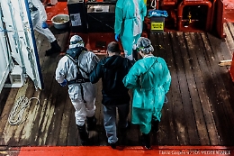 Sta male sulla Ocean Viking, profugo trasferito in ospedale