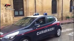 Figlio violento insulta e minaccia la madre: intervento dei Carabinieri