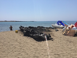 Attentato incendiario a Capo Passero: in fiamme lettini e pedalò