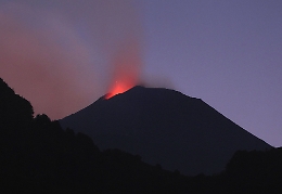 Etna, continua eruzione dal Nuovo Cratere di Sud-Est