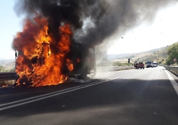 Paura sulla Rg-Ct per tir in fiamme: evitato il peggio