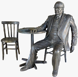 Ad Agrigento una statua di Camilleri seduto al bar