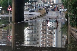 Nubifragio a Palermo, sub dei pompieri salvano donna che rischiava di annegare