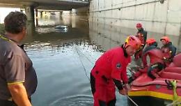 Bomba d'acqua su Palermo, l'auto intrappolata nel sottopasso è vuota
