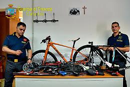 Fiumefreddo, componenti per le bici da corsa taroccati: denunciato imprenditore