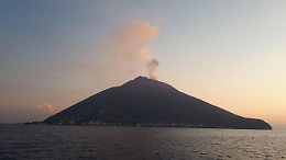 Stromboli, due forti esplosioni e boati sul cratere: sull'isola torna la paura ma niente danni