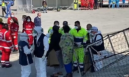 Migranti, si alza lo scontro sindaci-Governo 
Il sottosegretario all'Interno «La Sicilia collabori» 