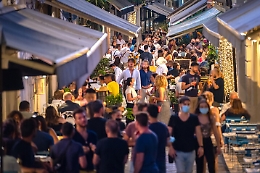 Movida e rientri dalle vacanze, ora sono i giovani i vettori del virus