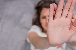 Prende a calci e pugni la moglie: denunciato