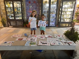 A Lampedusa i bambini giocano a fare i commercianti