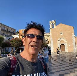 Edoardo Bennato a Taormina per i 40 anni di “Sono solo canzonette”: e intanto posta un selfie