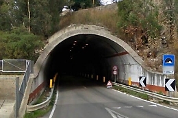 Sciacca: cadono calcinacci dalla galleria Belvedere, traffico in tilt
