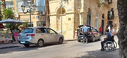 Agrigento, posteggia dinanzi lo scivolo per i disabili, multata