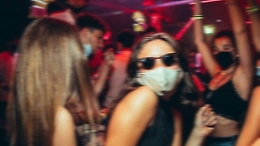 A Vulcano i carabinieri chiudono una discoteca per assembramento