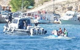 Lampedusa, 19 sbarchi in 24 ore tra tentate fughe e l'hotspot che scoppia