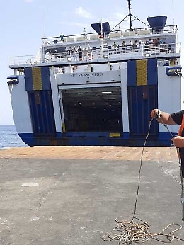 Si stacca portellone traghetto nel mare di Linosa: a bordo pure migranti
