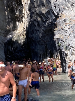 Covid, Gole dell'Alcantara prese d'assalto: quasi tutti senza mascherina