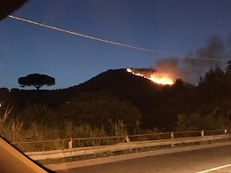 Monte Gorna in fiamme: incendio, forse doloso, fra Trecastagni e Viagrande