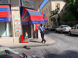 Riposto, «Deve indossare la mascherina»: e dentro il panificio succede il finimondo