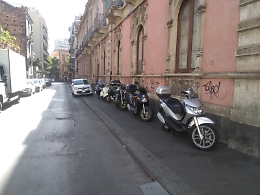 Catania, via Ughetti: incivili sui marciapiedi, pedoni per strada