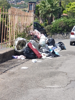 Aci Castello (CT): emergenza rifiuti in via degli Oleandri