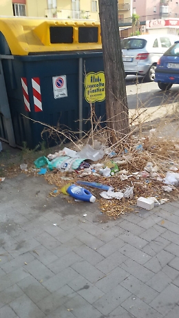 Catania,  piazza E. D'Ungheria: "La TARI l'abbiamo già pagata a quando i servizi? "