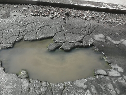 Catania: grossa buca pericolosa al Villaggio Zia Lisa seconda