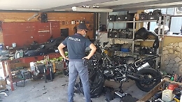 A Librino Polizia scopre "market" di moto e autoricambi rubati