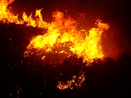 Migranti, a Favara dato alle fiamme il barcone simbolo dell'accoglienza