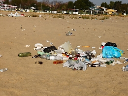 Catania, Playa: l'immondizia regna alla spiaggia libera n°1