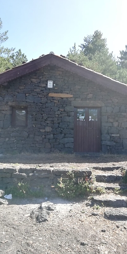 Monte Scavo (CT), rifugio per escursionisti o discarica?