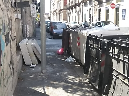 Rifiuti a Catania: materassi posteggiati da oltre un mese