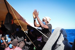 Nave Ong verso Palermo con 353 migranti, Salvini: «Denuncio il governo»