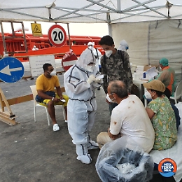 Migranti, sbarco a Pozzallo da Asso 29. Il sindaco: «Attendiamo esito tamponi»