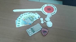 Catania, pregiudicato ai domiciliari con braccialetto elettronico spacciava in casa