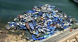 Lampedusa, al via la distruzione di 160 barchini: ma hotspot ancora pieno